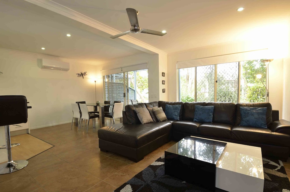 Three Bedroom Townhouse - Photo 4