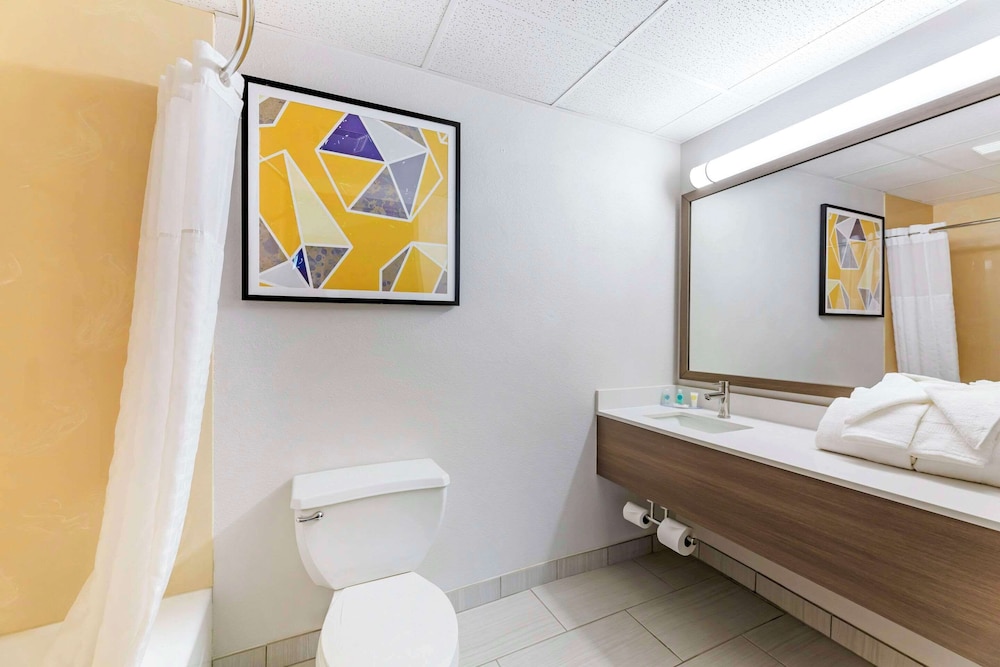 Studio Suite, 1 King Bed, Non Smoking - Photo 2