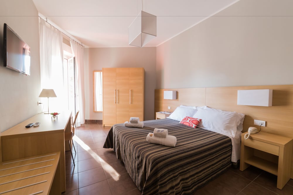 Standard Double Room - Photo 2