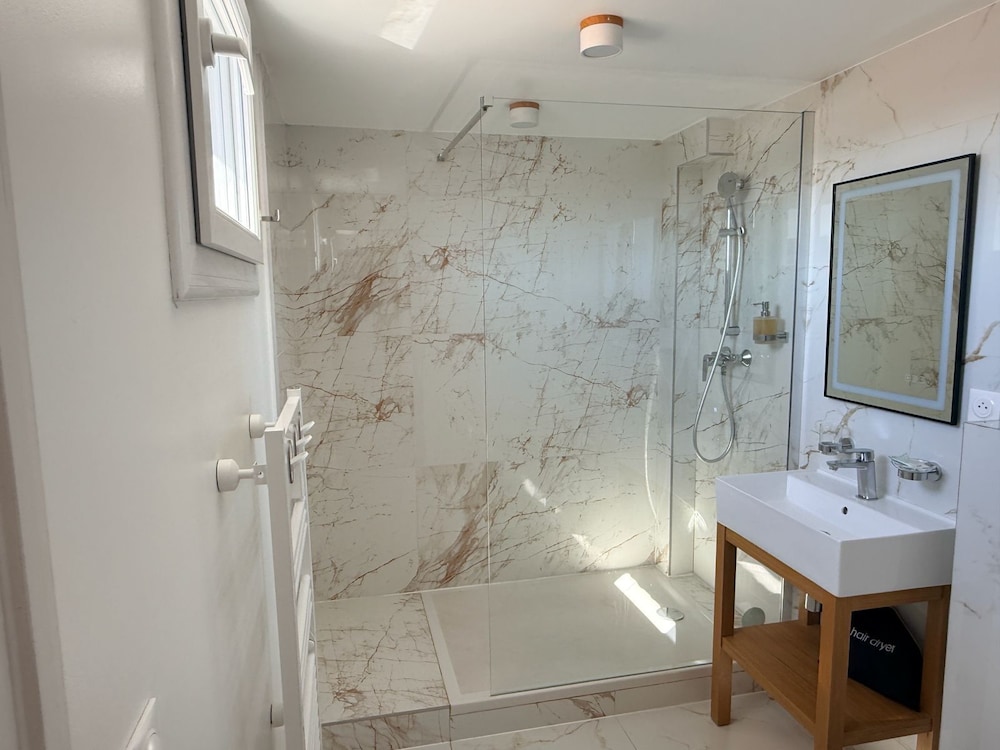 Deluxe Double Room - Photo 9