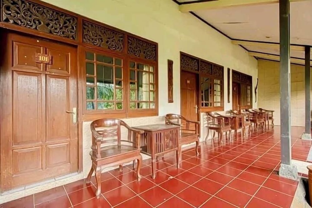 Family Room, Balcony, Garden View photo 2