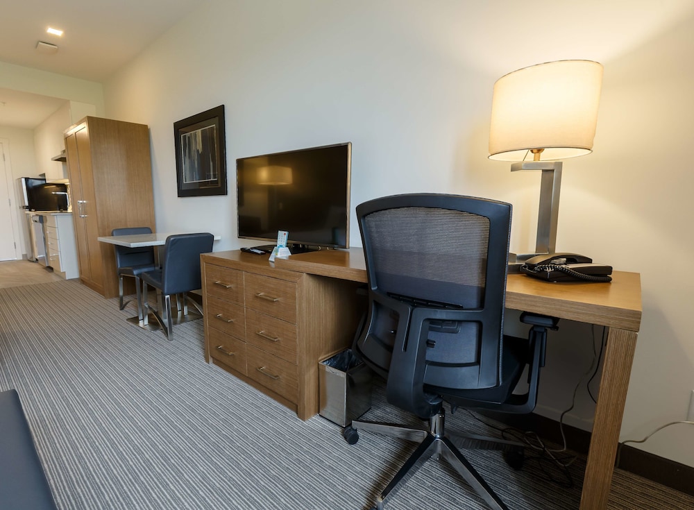 Standard Room, 1 Queen Bed, Accessible, Kitchenette (with Sofa bed) (non-Pet friendly) thumbnail 5