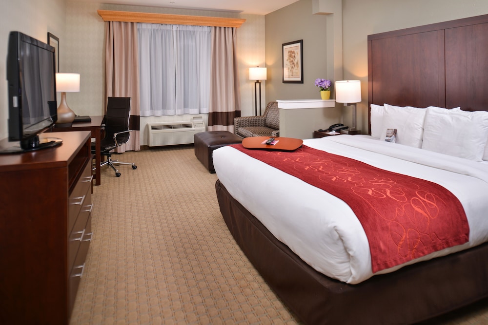 Suite, 1 King Bed with Sofa bed, Non Smoking - Photo 5