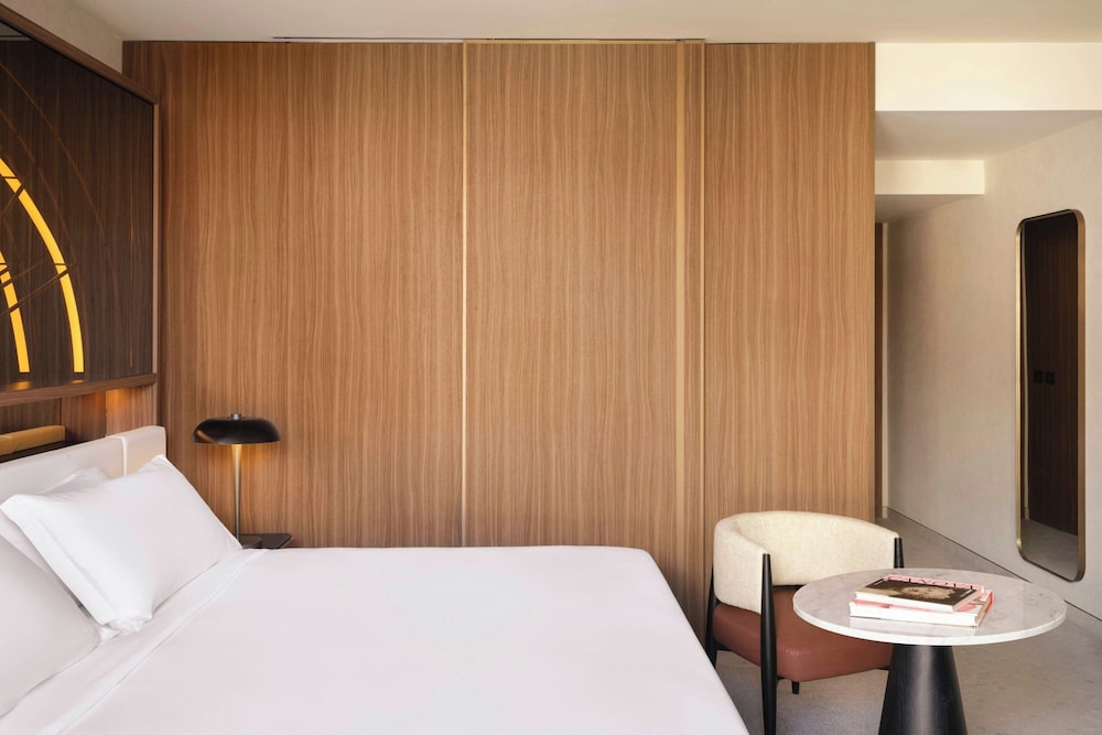 Deluxe Room, 1 King Bed, Balcony