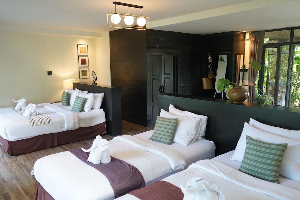Greenfront Family Villa with Private Bathroom