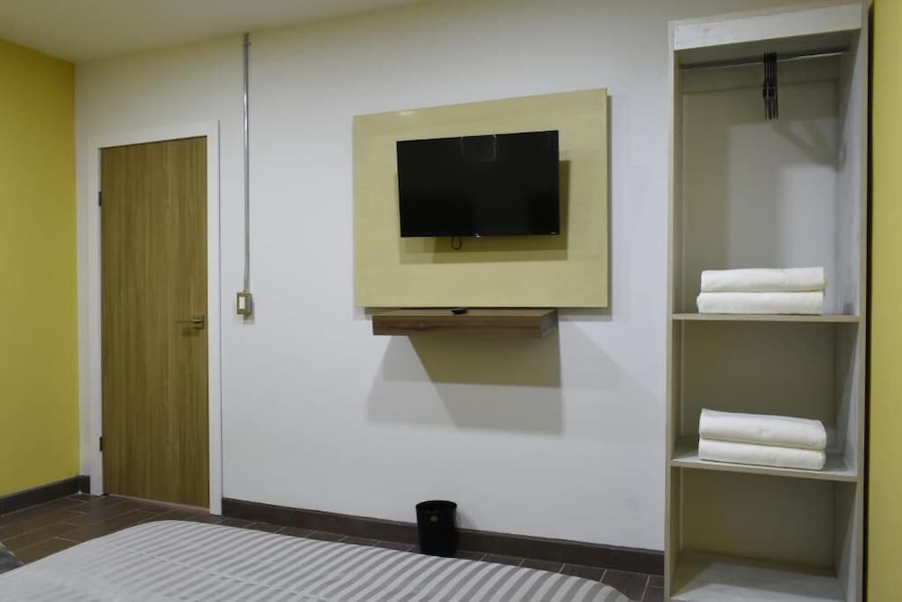 Spacious 2BR/1BA TJ Border Suites 04