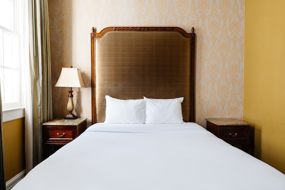 Queen Room (24/7 Front Desk) - Photo 4
