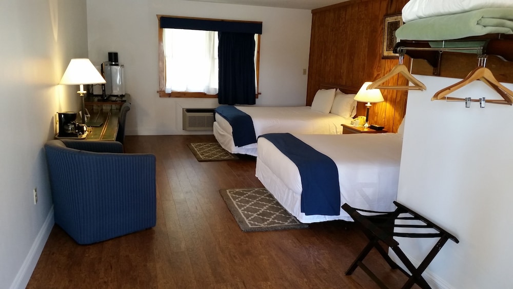 Basic Room, 2 Queen Beds photo 2