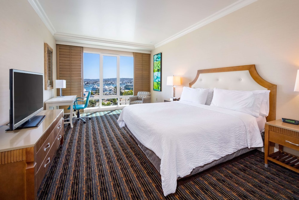 Premier Room, 1 King Bed - Photo 4