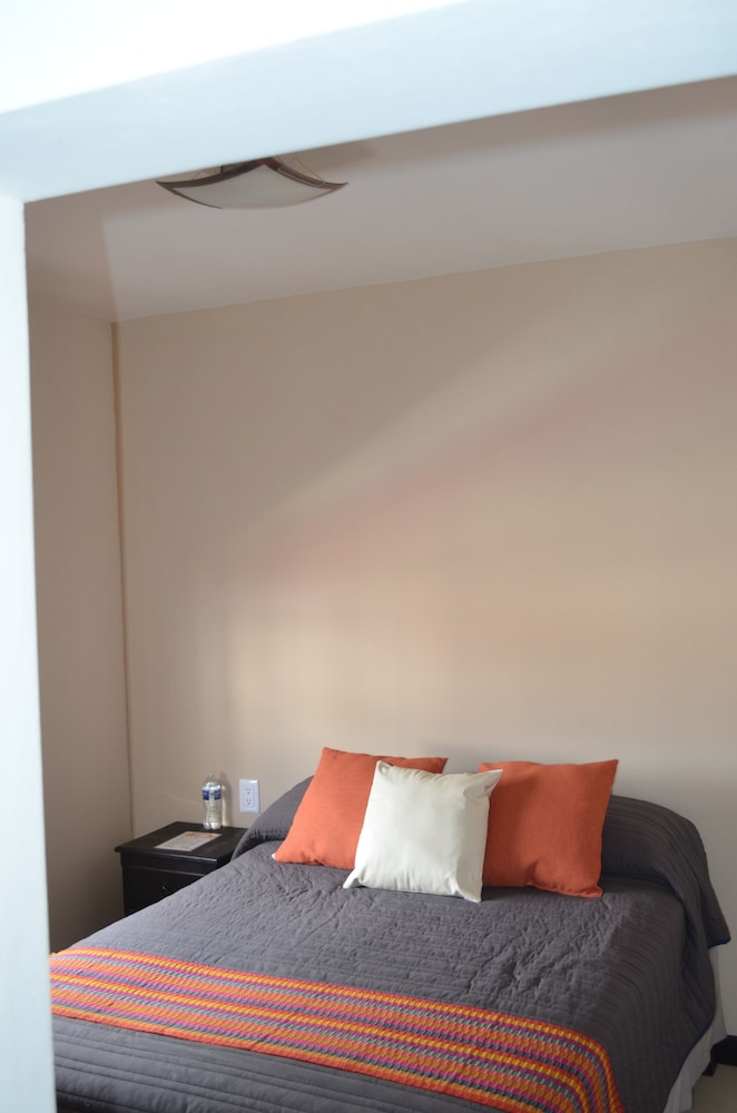 Basic Double Room Single Use, 1 Queen Bed, Non Smoking photo 3