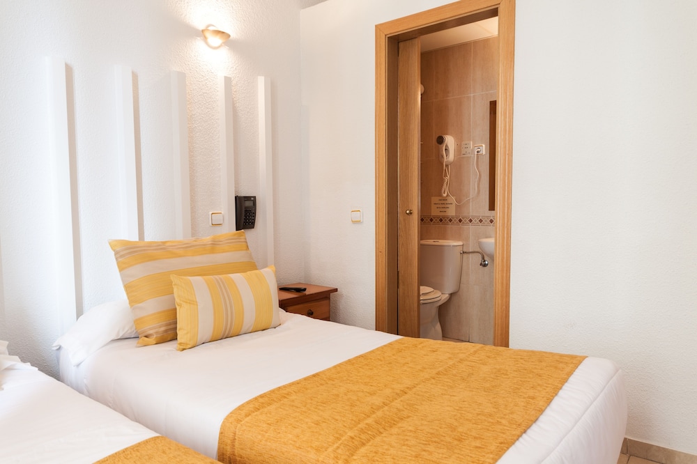 Standard Room, 2 Twin Beds photo 2
