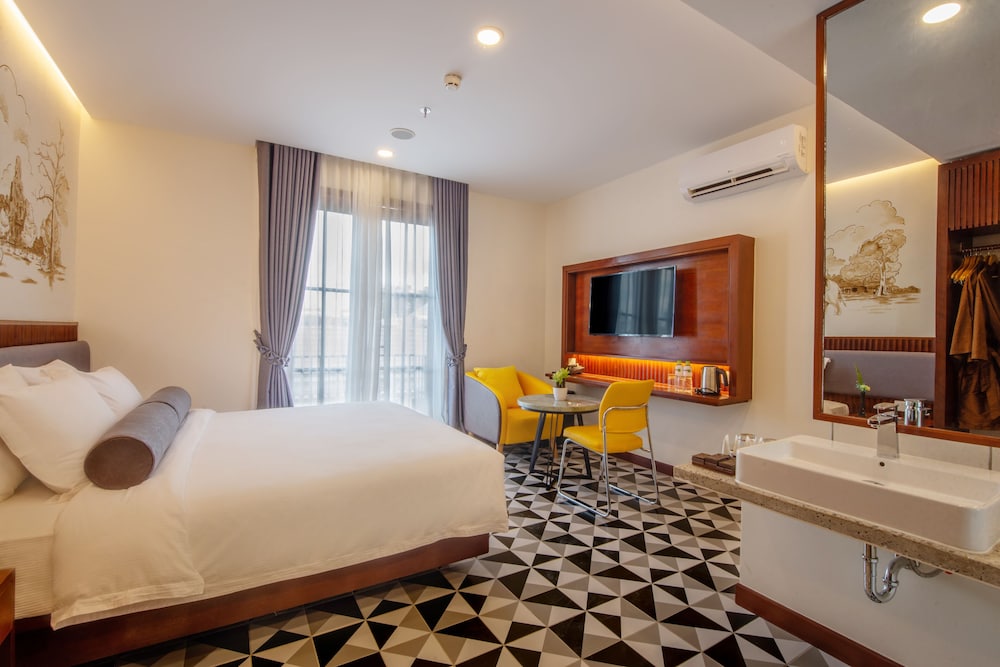 King Room with Private Bathroom - Photo 3