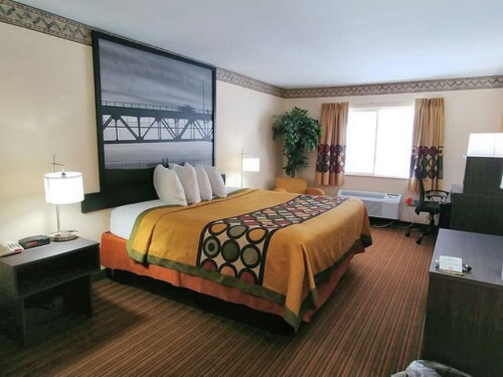 Suite, 1 King Bed, Hot Tub - Photo 3
