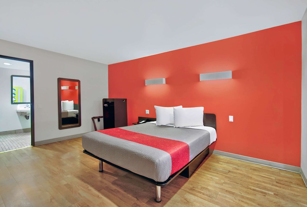 Standard Room, 1 King Bed, Non Smoking - Photo 5