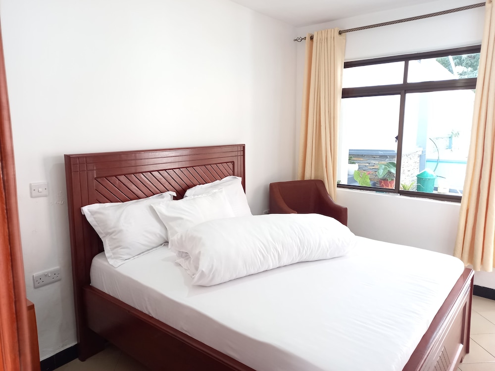 Classic Studio, 1 King Bed, Non Smoking, Pool View photo 3