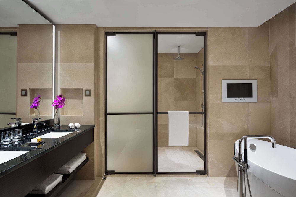 Regency, Suite, 1 King Bed - Photo 6