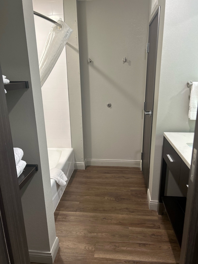 Standard Room, 1 King Bed, Non Smoking - Photo 5