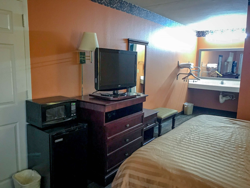 Deluxe Room, 1 King Bed, Accessible, Smoking photo 3