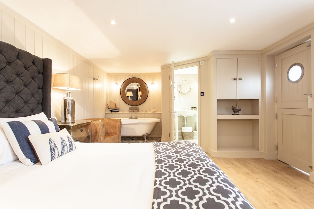 Deluxe Room, 1 King Bed (Boat House) photo 1
