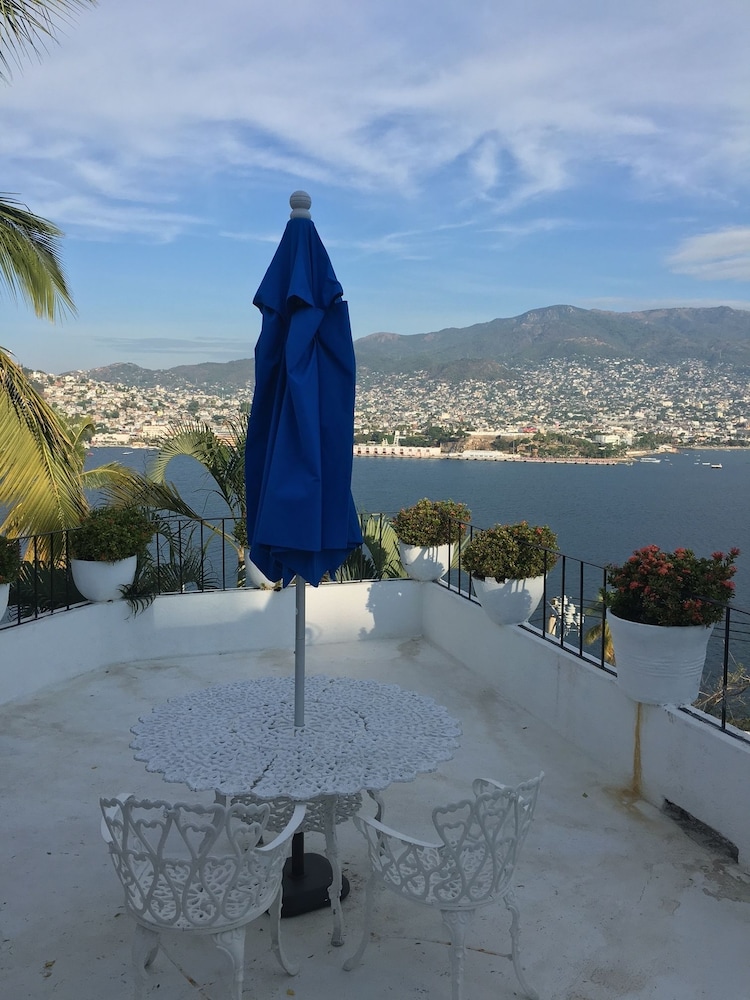 Suite, 1 King Bed, Ocean View photo 2