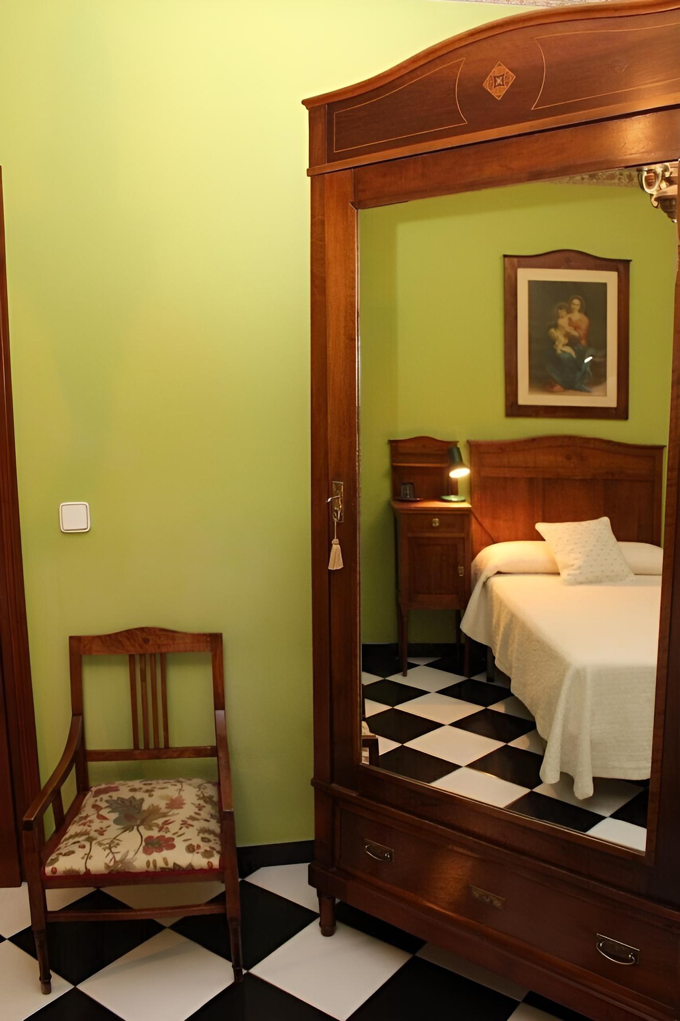 Double Room, Shared Bathroom (Nani)