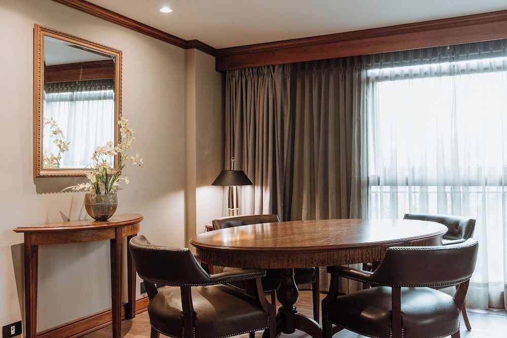 Executive Suite - Photo 19