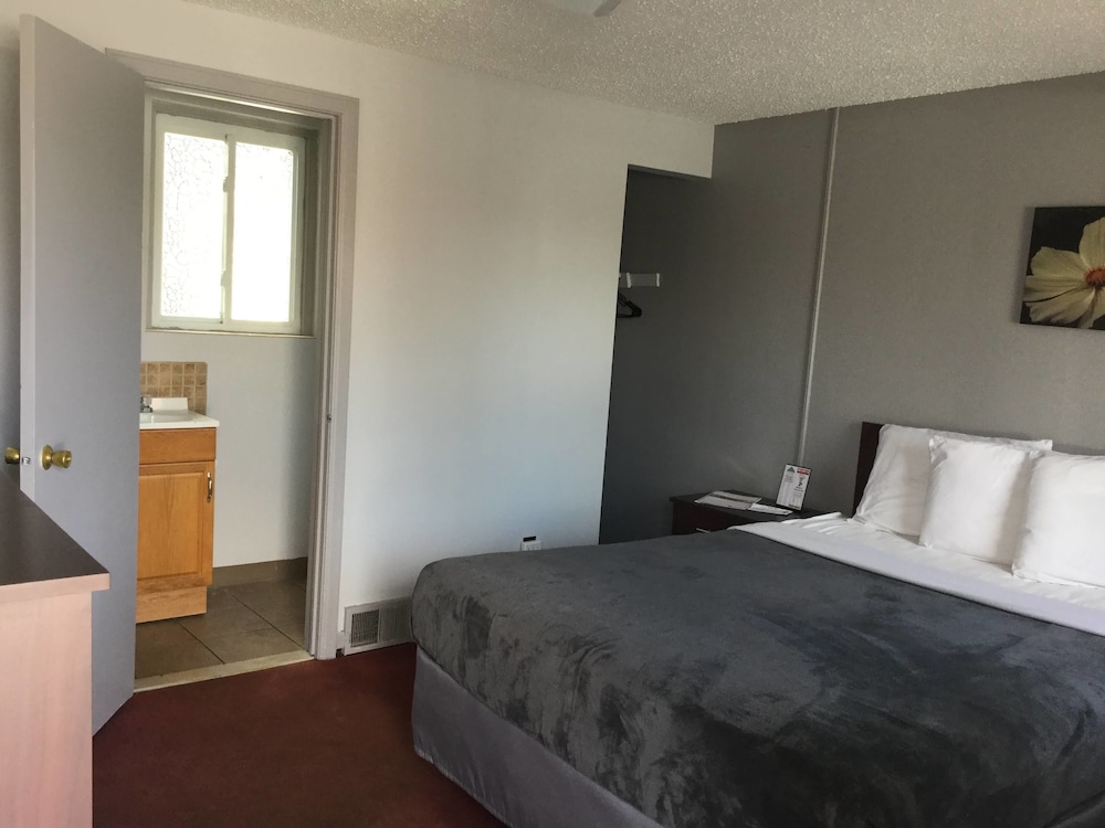 Standard Room, 1 Queen Bed, Refrigerator & Microwave photo 2