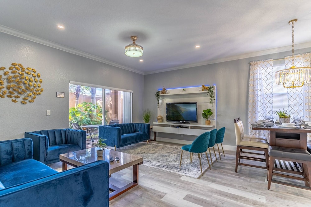 Apartment (243 Regal Palms)