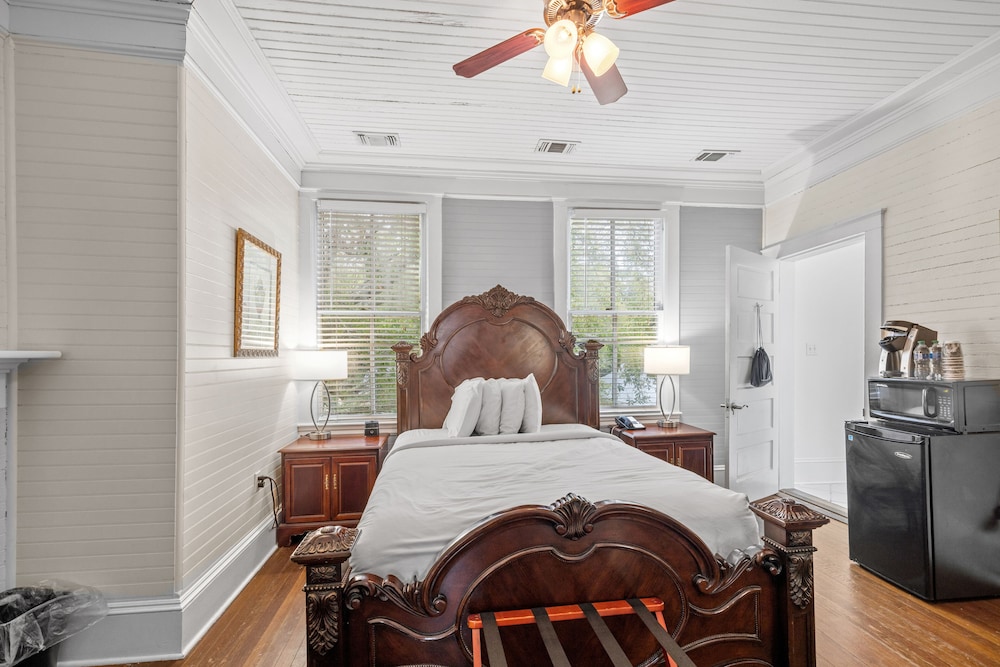 Deluxe Room, 1 Queen Bed, Non Smoking photo 1