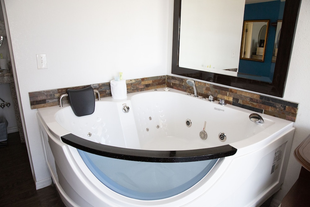 1 King Bed, Jetted Tub, Oceanfront - Photo 1