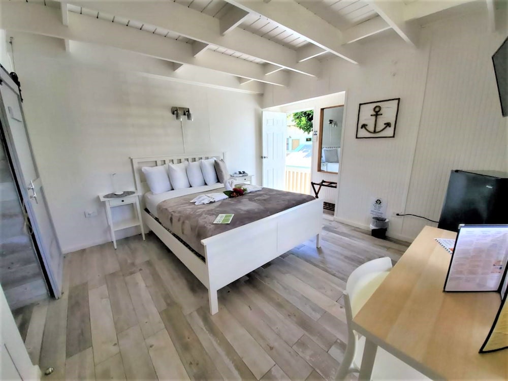 Standard Room, 1 Queen Bed photo 2