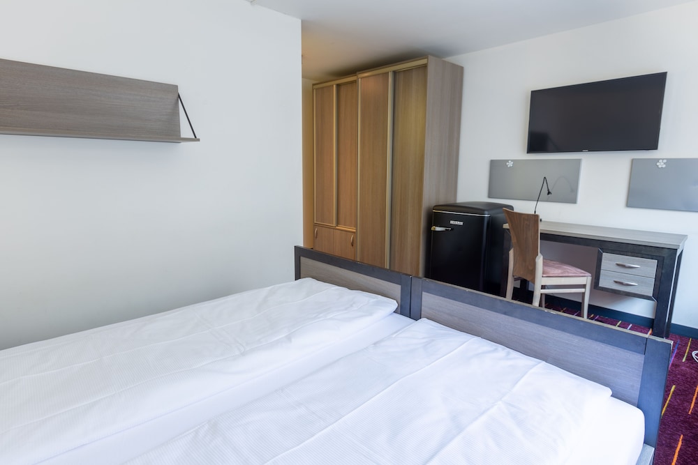 Double Room, Private Bathroom, City View photo 3