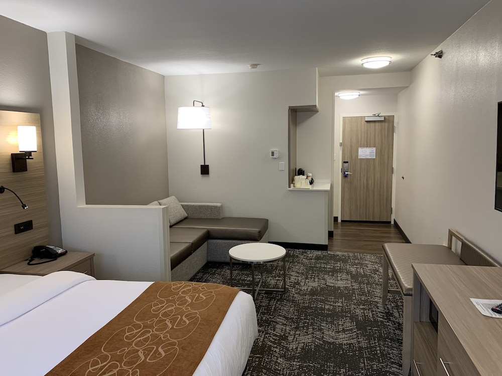 Suite, 1 King Bed, Non Smoking - Photo 2