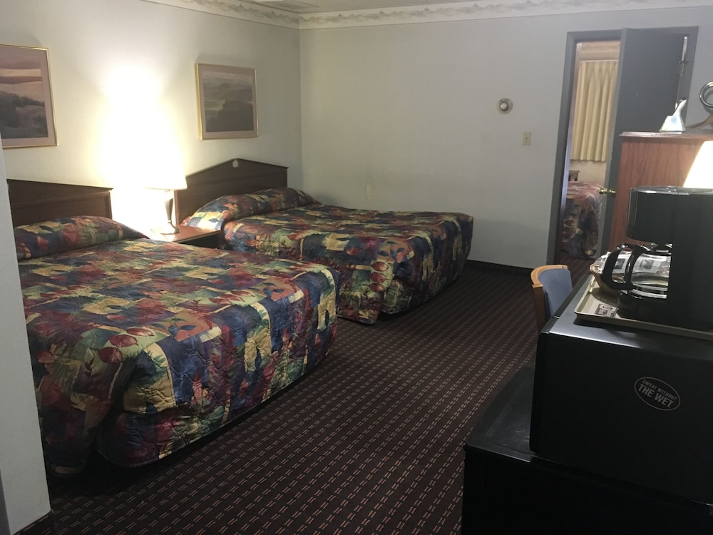 Suite, 3 Queen Beds, Smoking photo 2