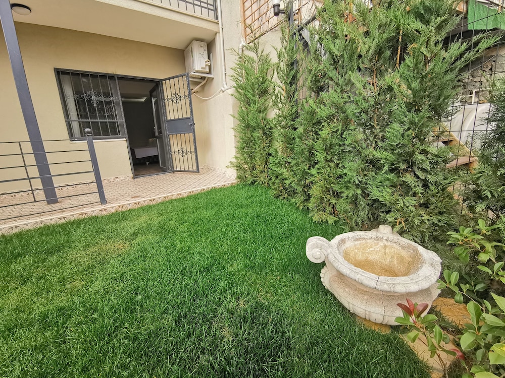 Family Room with Private Garden ( Underground Floor) photo 2