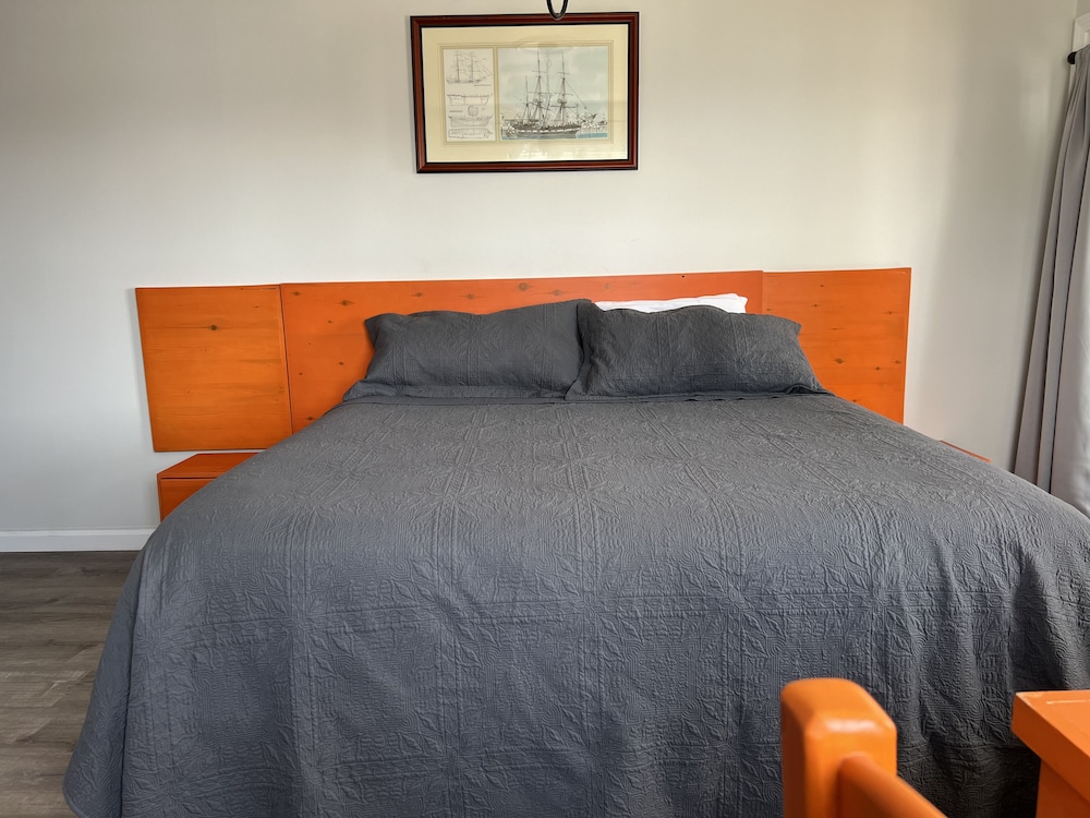 Superior Room, 1 King Bed, Jetted Tub photo 2