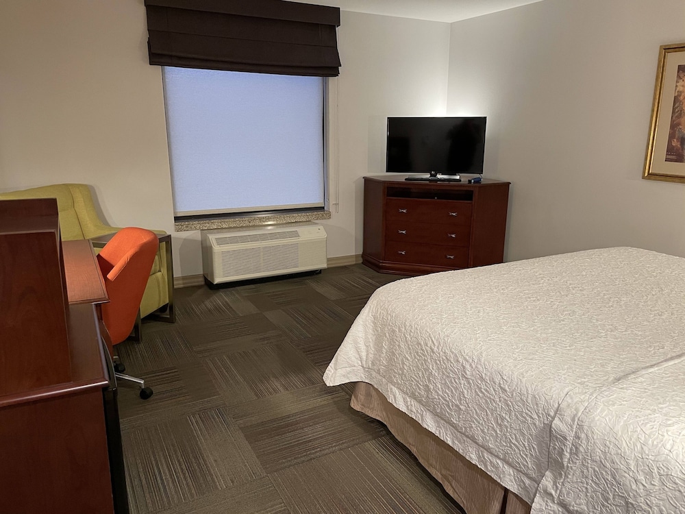 One King Bed, Non-Smoking, Accessible - Photo 3