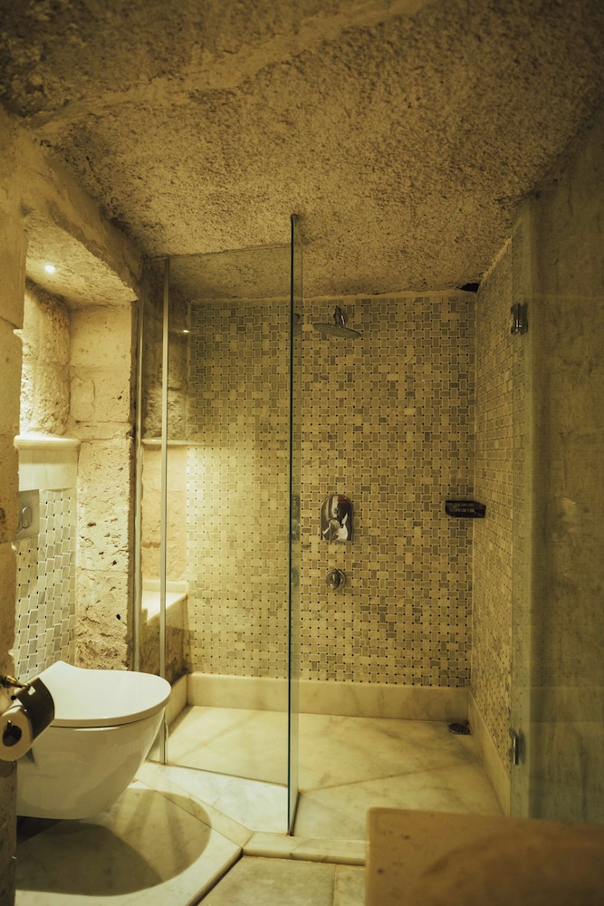 Queen Cave Suite with Stone Bathtub - Photo 3