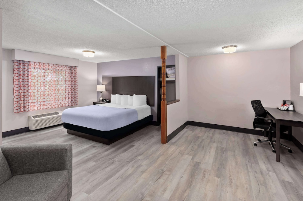 Deluxe Room, 1 King Bed, Non Smoking (Deluxe Executive Room) photo 1