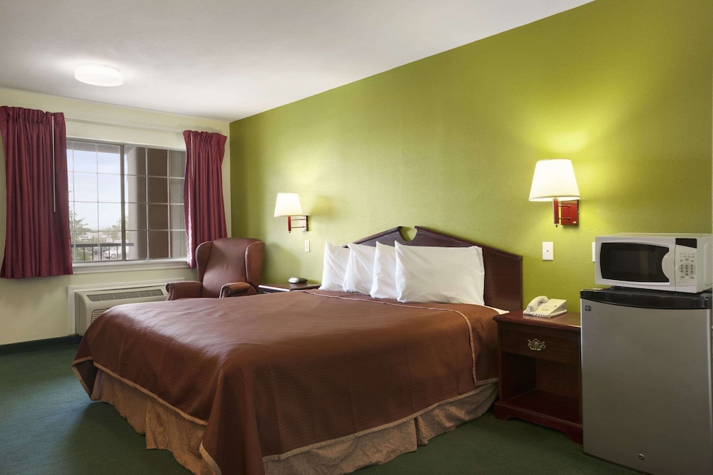 Room, 1 King Bed, Smoking - Photo 2