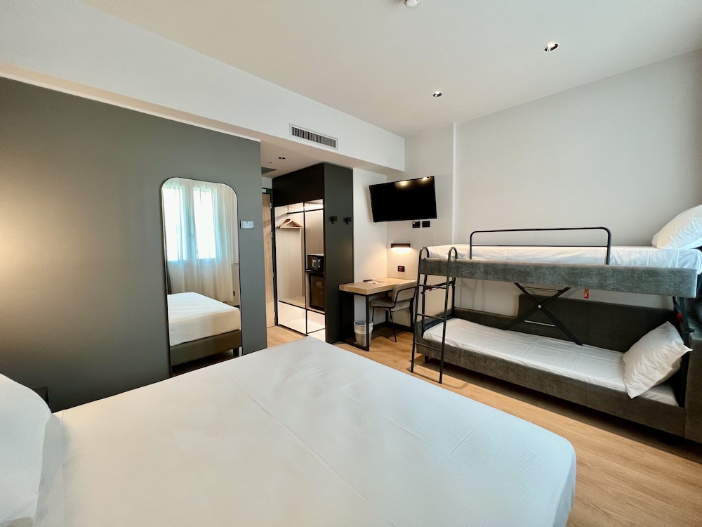 Classic Quadruple Room - Photo 1