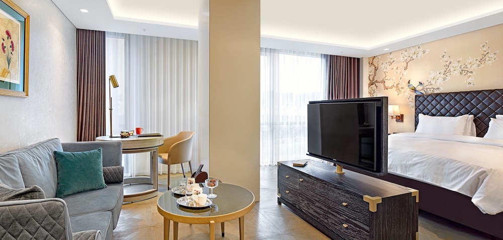 Deluxe King Room photo 1