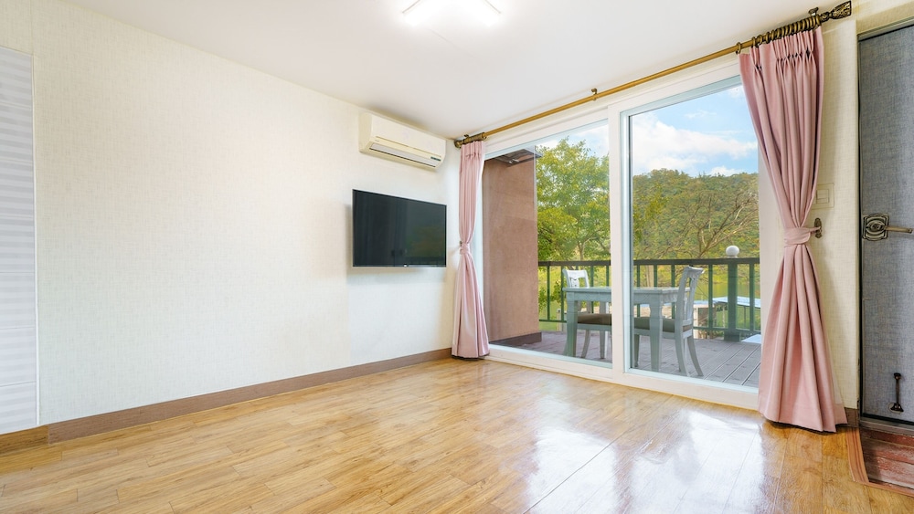 Basic Room, 1 Bedroom (Guembit(river view)) - Photo 1