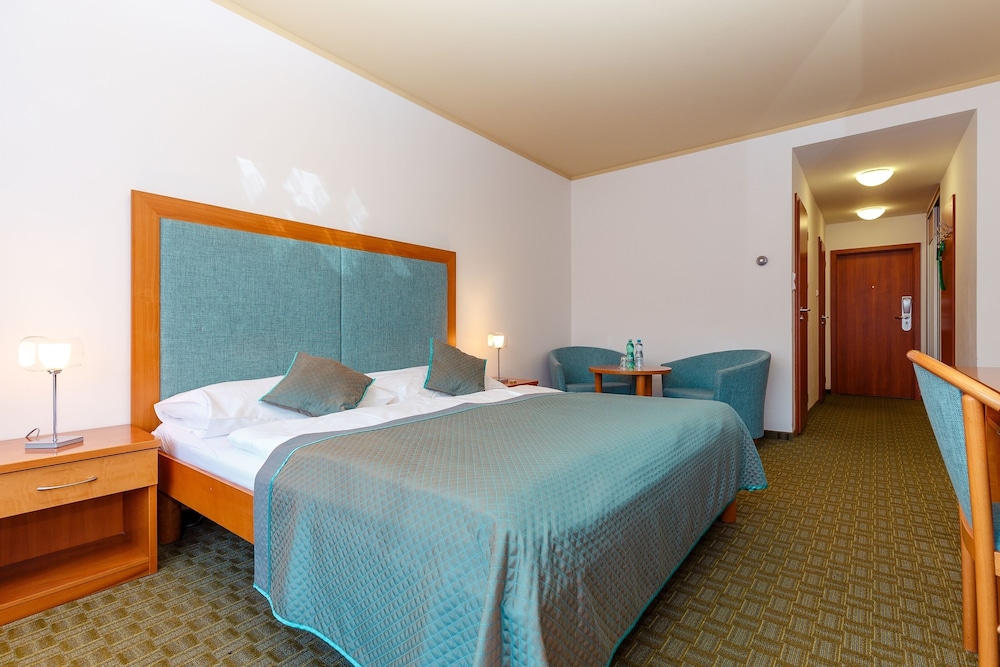 Double or Twin Room - Photo 11
