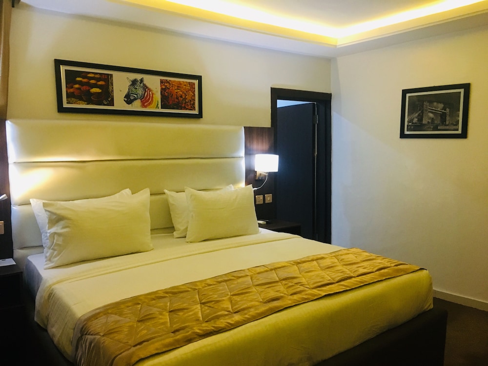 Suite - Photo 1