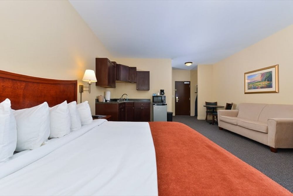 Suite, 1 King Bed, Kitchenette photo 1