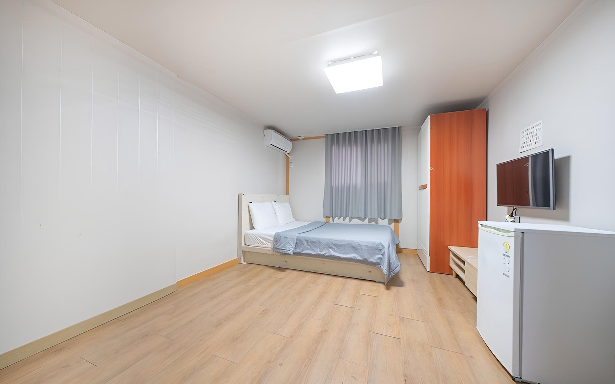 Room (Family room)