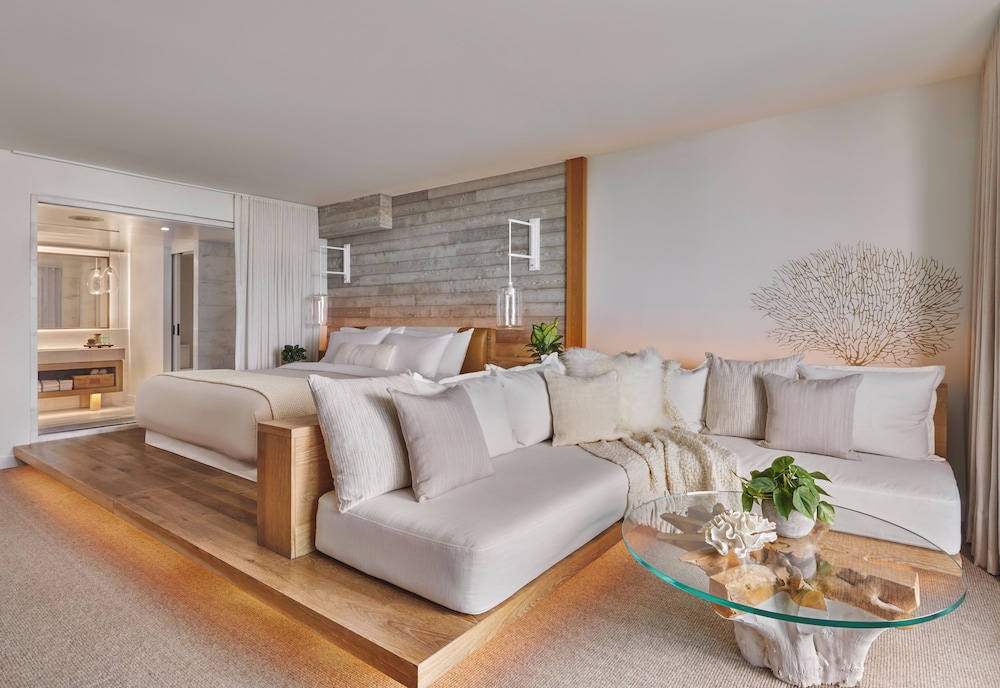 Junior Suite, 1 King Bed, Balcony, City View