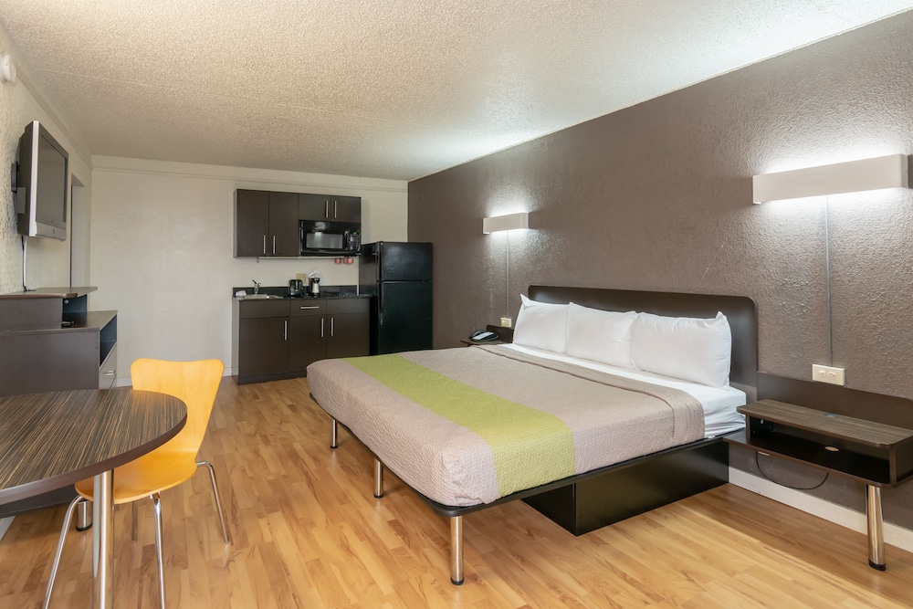Deluxe Room, 1 King Bed, Smoking, Kitchenette - Photo 3