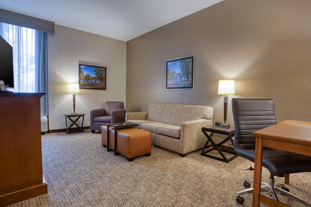 Deluxe Suite, Multiple Beds, Refrigerator & Microwave (2 Rooms, Upper Floor)